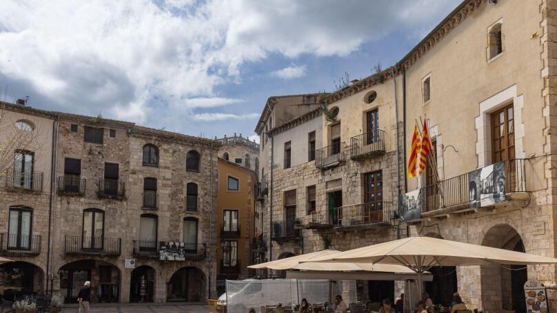 En el centro de Besalu se encuentra la Plaza de la Libertad, una plaza muy antigua rodeada de arcos de medio punto. Girona, Espana