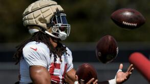 San Francisco 49ers linebacker Fred Warner juggles three footballs during NFL football training camp Friday, Aug. 4, 2023, in Santa Clara, Calif. (AP Photo/Godofredo A. Vasquez)