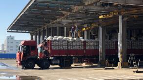 Tianjin, Ltd. load soybean meal onto a truck in north China's Tianjin. 18th Feb, 2020. Employees of Louis Dreyfus Company (Tianjin) Food Technology Co., Ltd. load soybean meal onto a truck in north China's Tianjin, Feb. 18, 2020. Credit: Song Rui/Xinhua/A