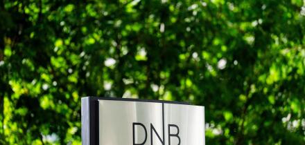 Oslo 20240910. The logo of the Norwegian Bank DNB outside head offices in Bjorvika. Today it became known that DNB will cut staff, and the bank announces that 500 positions will be cut.
Photo: Fredrik Varfjell / NTB