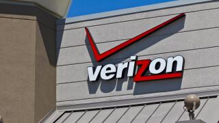 Indianapolis - Circa May 2016: Verizon Wireless Retail Location IV