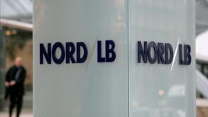 ARCHIV - Ein Mann verlaesst am 5. Februar 2008 den Hauptsitz der Nordeutschen Landesbank, Nord/LB in Hannover. Der niedersaechsische Ministerpraesident Christian Wulff befuerwortet eine Fusion der norddeutschen Landesbanken Dies sagte der CDU-Politiker de