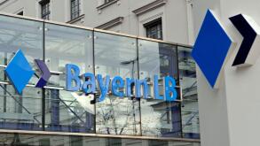 ARCHIV - Die Zentrale der Bayern LB in Muenchen, aufgenommen am 1. Dezember 2008. Die von Milliardenverlusten gebeutelte BayernLB will die staatlichen Beihilfen zurueckzahlen, wenn sie die Gewinnzone erreicht. Das kuendigte der neue Chef Gerd Haeusler in 