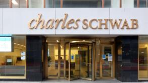 Charles Schwab, 60 E 42nd St, New York, NYC storefront photo of a financial consultant and retail brokerage in Midtown Manhattan.