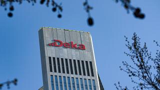 07 April 2020, Hessen, Frankfurt/Main: The logo of DekaBank Deutsche Girozentrale is emblazoned on the facade of the Trianon high-rise, which houses the company's headquarters. In a telephone conference, the Frankfurt-based institute announces its annual 
