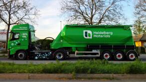 Heidelberg Materials Silo-Sattelzug, gasbetriebenen Lkw der mit Biomethan-Gas betrieben wird. Die CO2 Einsparung betragt laut Hersteller rund 90 Prozent. Biomethan ist chemisch gleichzusetzen mit Erdgas *** Heidelberg Materials Silo articulated truck, gas