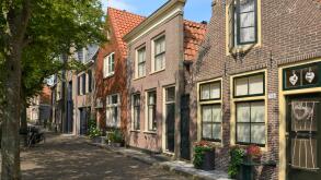 Street of uniquely individual Dutch houses, Zuider Havendijk, Enkhuizen, North Holland, Netherlands, Europe