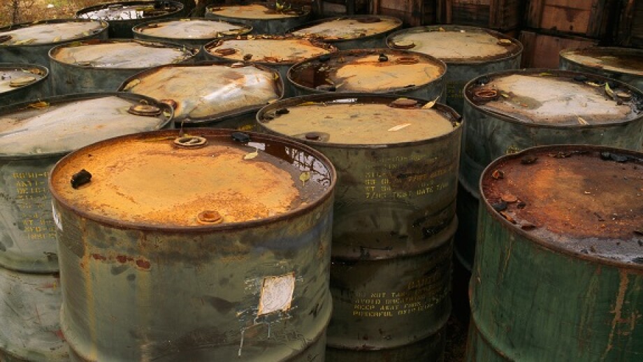 Barrels leaking pollution from Alamy 15Jun23 575x375