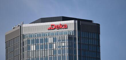 PRODUCTION - 26 August 2025, Hesse, Frankfurt/Main: The lettering "Deka" is emblazoned in the city center on the headquarters of Dekabank-Deutsche Girozentrale (DGZ), the securities house of the savings banks. The institution is wholly owned by the saving