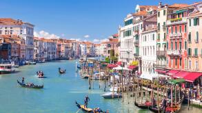 Gondolas, with tourists, on the Grand Canal, next to the Fondementa del Vin, Venice, UNESCO, Veneto, Italy, Europe