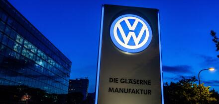 VW logo in front of Glaeserne Manufaktur, Transparent Factory, Volkswagen Factory, Auto manufacturing, Dresden, Saxony, Germany, Europe