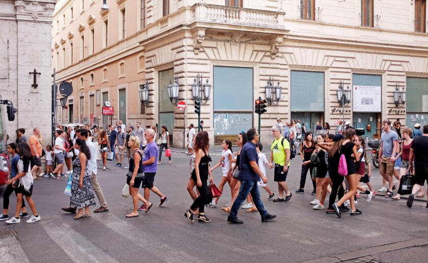 Busy street Rome Italy summer tourists_3Oct23_alamy