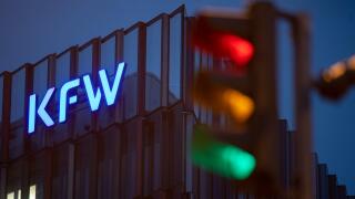 PRODUCTION - 20 October 2021, Hessen, Frankfurt/Main: A traffic light is shining in all phases in front of the Kreditanstalt fur Wiederaufbau (KFW). The coalition negotiations to form a government after the Bundestag elections begin today. Photo: Sebastia