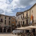 En el centro de Besalu se encuentra la Plaza de la Libertad, una plaza muy antigua rodeada de arcos de medio punto. Girona, Espana