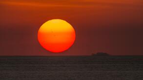 sun with sunspots setting over the Pacific Ocean, Costa Rica, Pazifikkueste