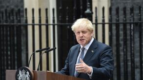 London, UK. 7th July, 2022. Prime Minister Boris Johnson makes his resignation speech from a lectern outside No10 Downing Street. Credit: MARTIN DALTON/Alamy Live News