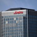 PRODUCTION - 26 August 2025, Hesse, Frankfurt/Main: The lettering "Deka" is emblazoned in the city center on the headquarters of Dekabank-Deutsche Girozentrale (DGZ), the securities house of the savings banks. The institution is wholly owned by the saving