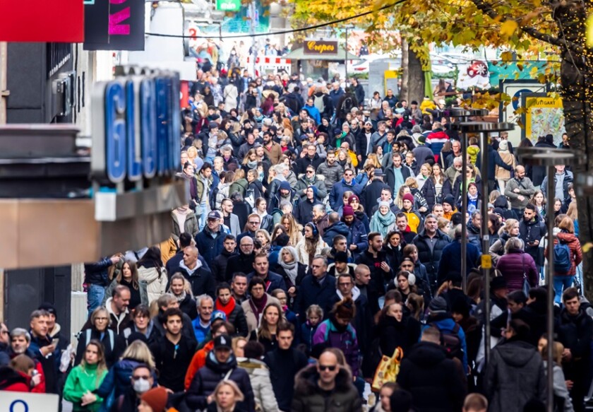 Crowd shopping from Alamy 15Jan25 575x375.jpg