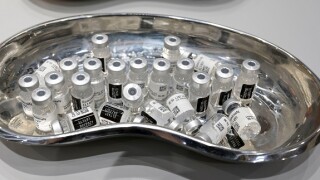 GERMANY, Hamburg, corona pandemic, largest vaccination center in Germany, for daily max 7000 people, vaccine Comirnaty of Biontech Pfizer / DEUTSCHLAND, Hamburg, Corona Pandemie, Impfzentrum der KVH und Sozialbehorde Hamburg in den Messehallen, groesstes