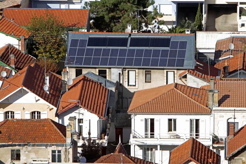 PHOTOVOLTAIC PANELS INSTALLED ON THE ROOF OF A HOUSE ENERGY SAVING ARCACHON GIRONDE (33) FRANCE
