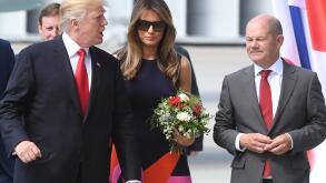 Hamburgs Erster Burgermeister Olaf Scholz (r) begruBt den Prasidenten der Vereinigten Staaten von Amerika (USA), Donald Trump (l), und seine Ehefrau Melania am 06.07.2017 nach ihrer Ankunft in Hamburg zum G20-Gipfel. Der G20-Gipfel der Staats-und Regierun