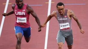 Tokio, Japan. 04th Aug, 2021. Athletics: Olympics, 200m, men, final, at the Olympic Stadium. Andre de Grasse (r) of Canada crosses the finish line ahead of Kenneth Bednarek of the USA. Credit: Jan Woitas/dpa/Alamy Live News