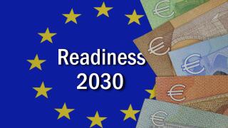 EU-Symbol mit Geldscheinen und Schriftzug Readiness 2030 Fotomontage: EU-Symbol mit Geldscheinen und Schriftzug Readiness 2030, 23.03.2025, Borkwalde, Brandenburg, Auf einem EU-Symbol liegen Geldscheine mit dem Schriftzug Readiness 2030. *** EU symbol wit