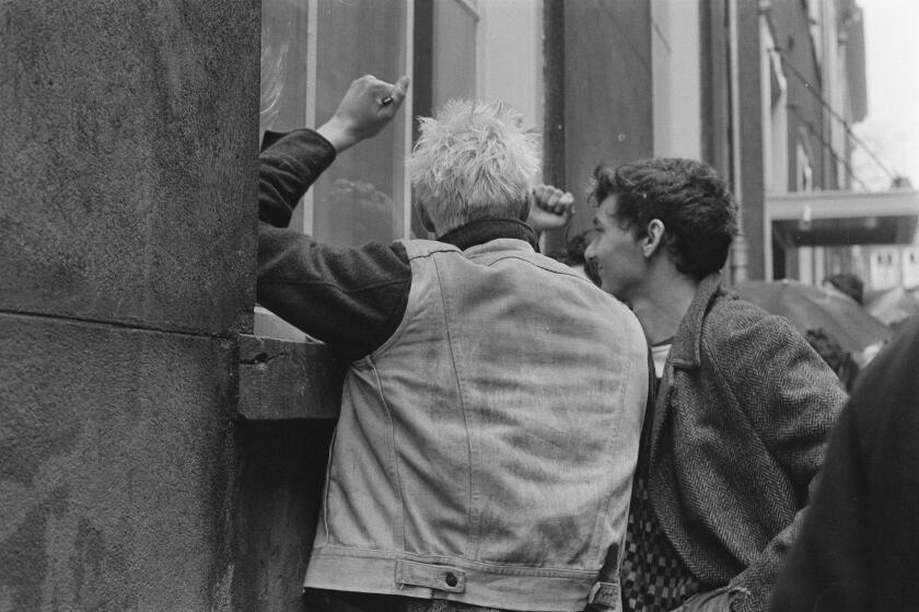 Noise action against front door regulation at city hall; demonstrators banging on meeting room windows, March 4, 1985, demonstrators, The Netherlands, 20th century press agency photo, news to remember, documentary, historic photography 1945-1990, visual s