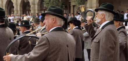 Hunter groups call contest at Marktplatz in Rothenburg Bavaria Germany. Image shot 2007. Exact date unknown.