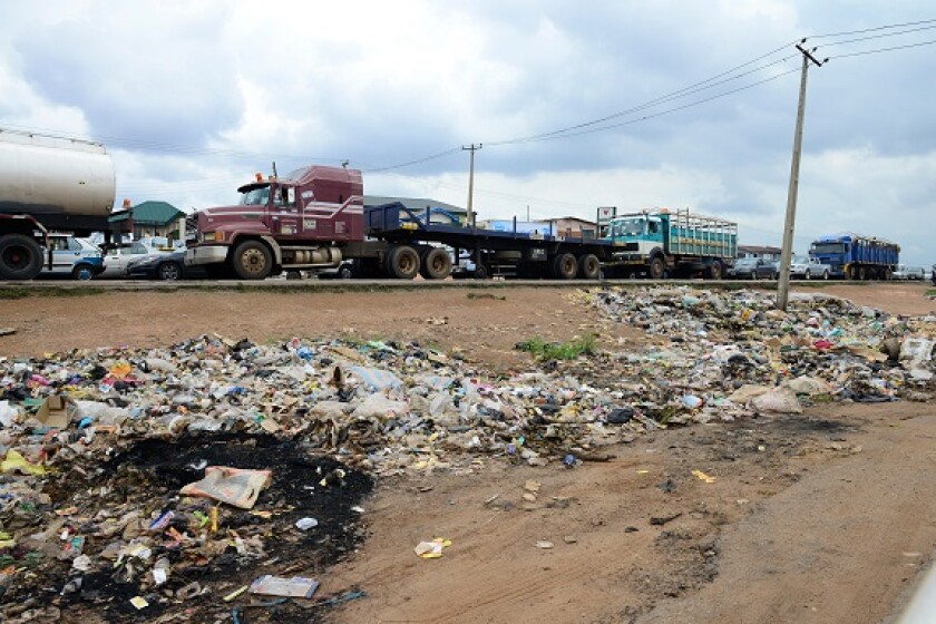 Plastic waste Lagos-Ibadan highway Nigeria from Alamy 16May23 575x375