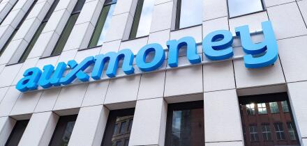 Dusseldorf 02.07.2024 Logo Schriftzug Leuchtreklame Auxmoney Finanzdienstleister Kreditgeber Verschuldung online Internet Kredit Kredite Kreditvergabe Schulden Dispo Uberschuldung Dusseldorf Nordrhein-Westfalen Deutschland *** Dusseldorf 02 07 2024 Logo l