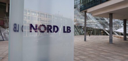 Verwaltungsgebaude der Norddeutschen Landesbank Nord/LB. AuBenansicht. Architekt: Behnisch, Behnisch & Partner. Burogebaude am Aegidientorplatz, Stahlbetonskelett mit Glasfassaden verkleidet. DEU, Deutschland, Niedersachsen, Hannover, 20.02.2025: