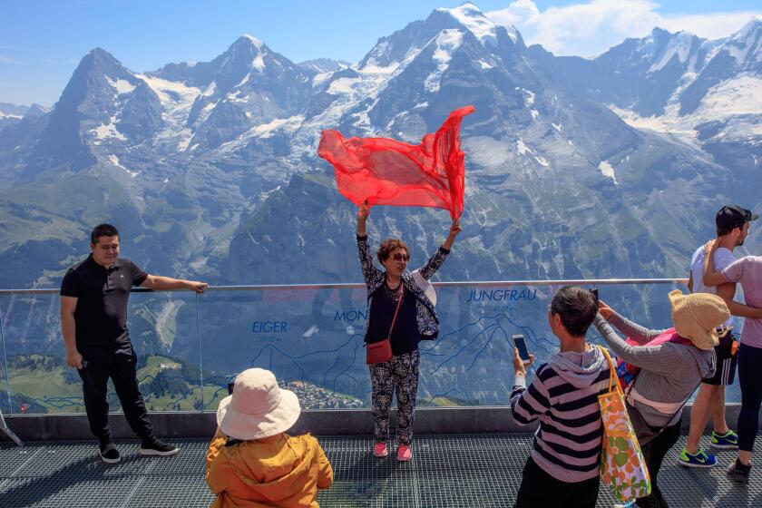 Chinese tourists in Switzerland_alamy_22Mar22