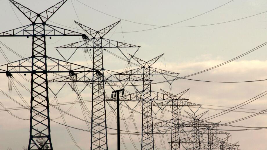 ARCHIV - Strommasten reihen sich am 22. Januar 2008 bei Silberstedt nahe Huseum hintereinander. Der Energiekonzern E.ON verkauft sein deutsches Hoechstspannungsnetz an den niederlaendischen Netzbetreiber Tennet. Darauf haetten sich beide Unternehmen nach 