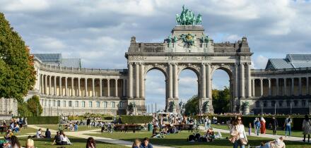 People seated in the Cinquantenaire Park, enjoying the sunshine at the end of September.| Les gens sont assis dans le parc du cinquantenaire et profit
