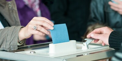 women 's hand vote