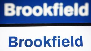 Ukraine. 09th Aug, 2021. In this photo illustration a Brookfield Asset Management logo is seen on a smartphone and a pc screen. (Photo by Pavlo Gonchar/SOPA Images/Sipa USA) Credit: Sipa USA/Alamy Live News