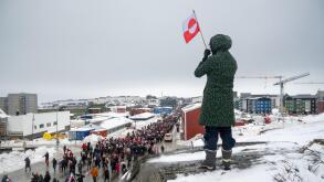 © PHOTOPQR/OUEST FRANCE/DAVID ADEMAS/OUEST-FRANCE ; NUUK ; 17/01/2026 ; Des Groenlandais se mobilisent ce samedi 17 janvier 2026 dans les rues de Nuuk la capitale du Groenland . Ils protestent contre les ambitions territoriales de Donald Trump . D'autres 