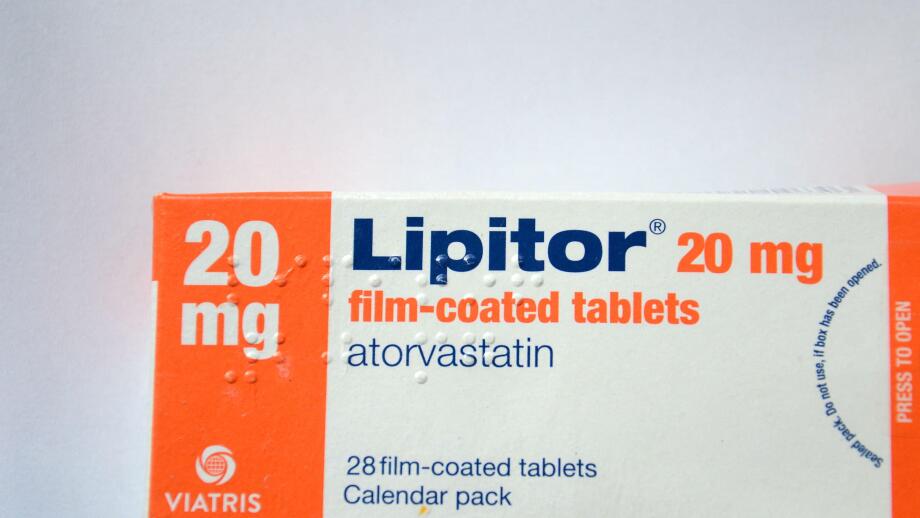 Box of Lipitor 20mg film-coated tablets containing atorvastatin, a prescription statin medication used to lower cholesterol, manufactured by Viatris