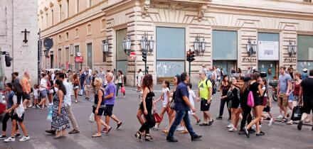 Busy street Rome Italy summer tourists_3Oct23_alamy