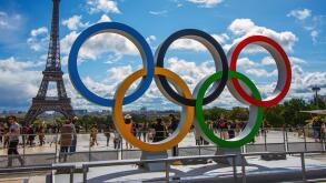 Paris, France. 14th Sep, 2017. The Olympic Rings being placed in front of the Eiffel Tower in celebration of the French capital won the hosting right for the 2024 summer Olympic Games. Credit: SOPA Images Limited/Alamy Live News