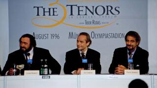 DIE DREI TENORE, Luciano Pavarotti, Jose Carreras, Placido Domingo, bei der Pressekonferenz vor dem Konzert im Munchner Olympiastadium, Deutschland, August 1996.  THE THREE TENORS,  Italian Tenor Luciano Pavarotti, Spanish Tenor Jose Carreras and Spanish 