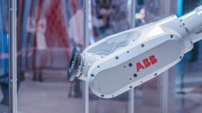 Kensington, London, UK. 17th November, 2016. Mimus by Madeline Gannon using a curious dog like robot supplied by ABB Robotics - The Design Museum has moved to Kensington High Street from its former home as an established London landmark on the banks of th