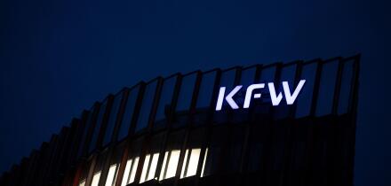 PRODUCTION - 20 October 2021, Hessen, Frankfurt/Main: A light is burning at the Kreditanstalt fur Wiederaufbau (KFW) under its logo. The coalition negotiations to form a government after the Bundestag elections begin today. Photo: Sebastian Gollnow/dpa