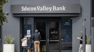 Santa Clara, United States. 11th Mar, 2023. Visitors read a message iposted on the lobby door of the Silicon Valley Bank in Santa Clara, California on Saturday, March 11, 2023. On March 10, the FDIC took over the bank after it collapsed. Photo by Terry Sc