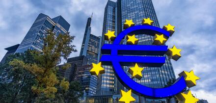 Germany, Hessen, Frankfurt-am-Main, Euro Tower, Euro Symbol, Willy Brandt Platz, skyline, Commerzbank,
