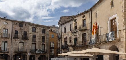 En el centro de Besalu se encuentra la Plaza de la Libertad, una plaza muy antigua rodeada de arcos de medio punto. Girona, Espana