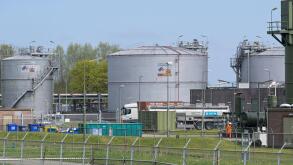 NETHERLANDS, Frisia, natural gas plant of NAM and Gasunie / NIEDERLANDE, Friesland, Forderung und Verarbeitung von Erdgas durch Firmen NAM und Gasunie