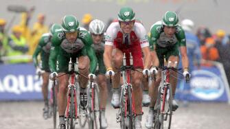 (dpa) - Team Credit Agricole, led by Norwegian cyclist Thor Hushovd (C), rides during the 64.5 km long fourth stage of the Tour de France from Cambrai to Arras, France, 7 July 2004. Heavy rains throughout the stage caused many crashes and defects. The tea