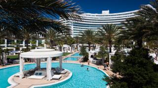 USA, Miami Beach, Fontainebleu Hotel, poolside